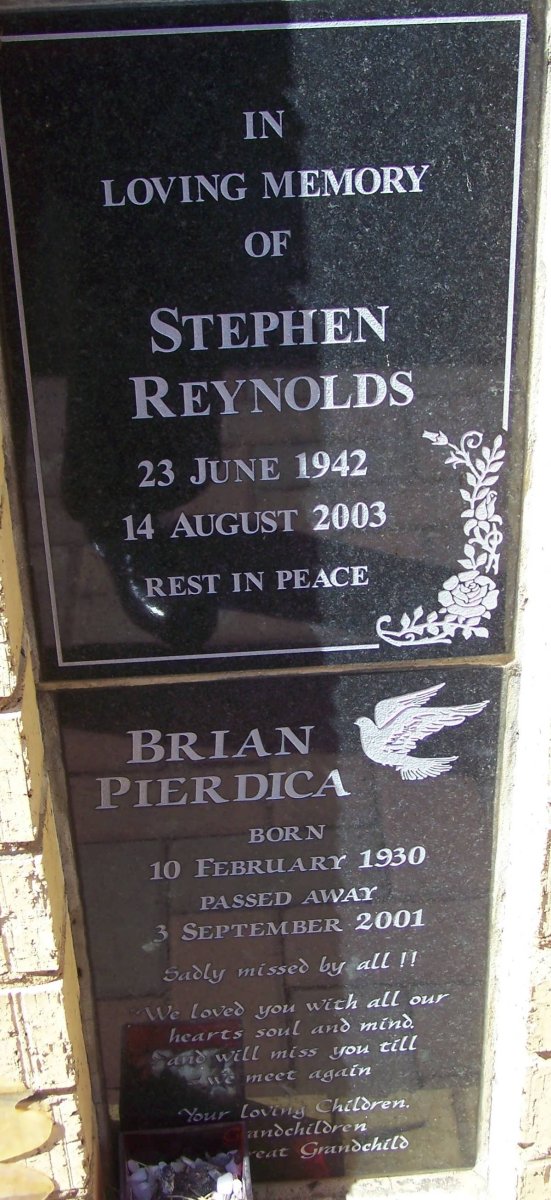REYNOLDS Stephen Reynolds 1942-2003 :: PIERDICA Brian 1930-2001