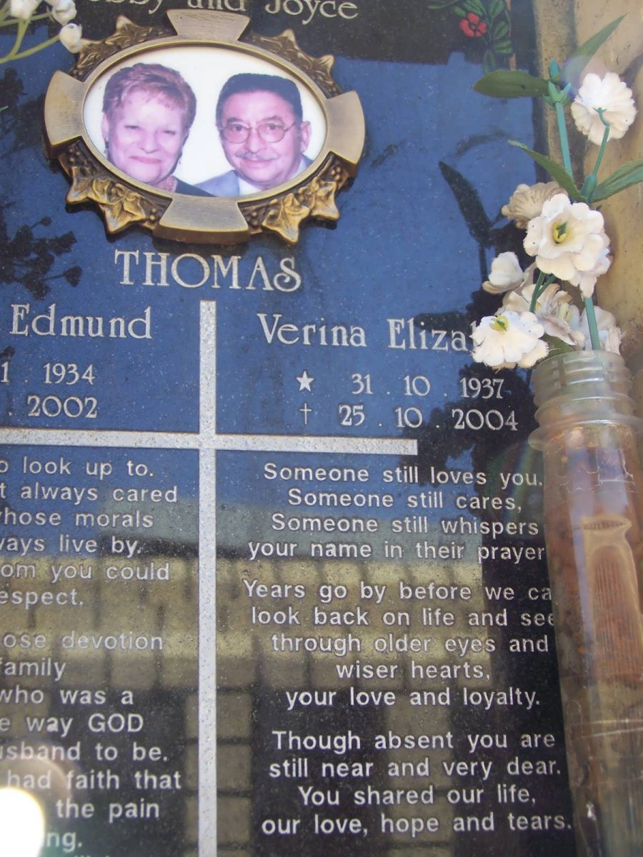THOMAS Robert Edmund 1934-2002 &amp; Verina Elizabeth 1937-2004