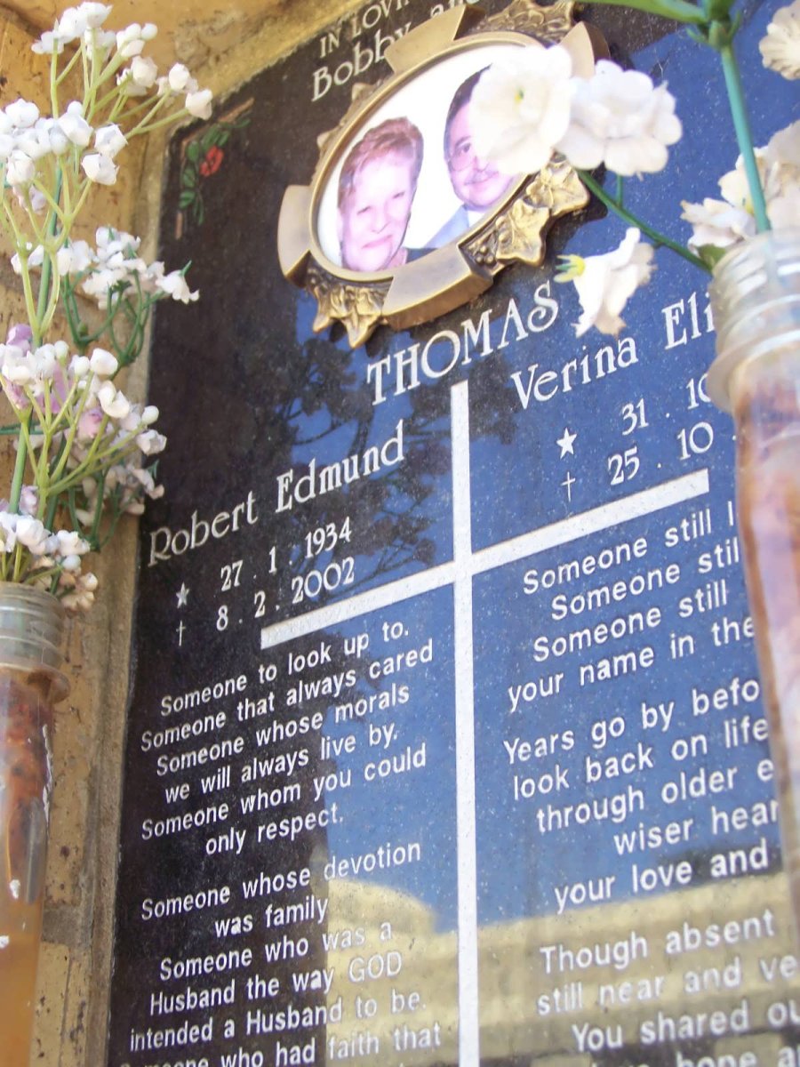 THOMAS Robert Edmund 1934-2002 &amp; Verina Elizabeth 1937-2004