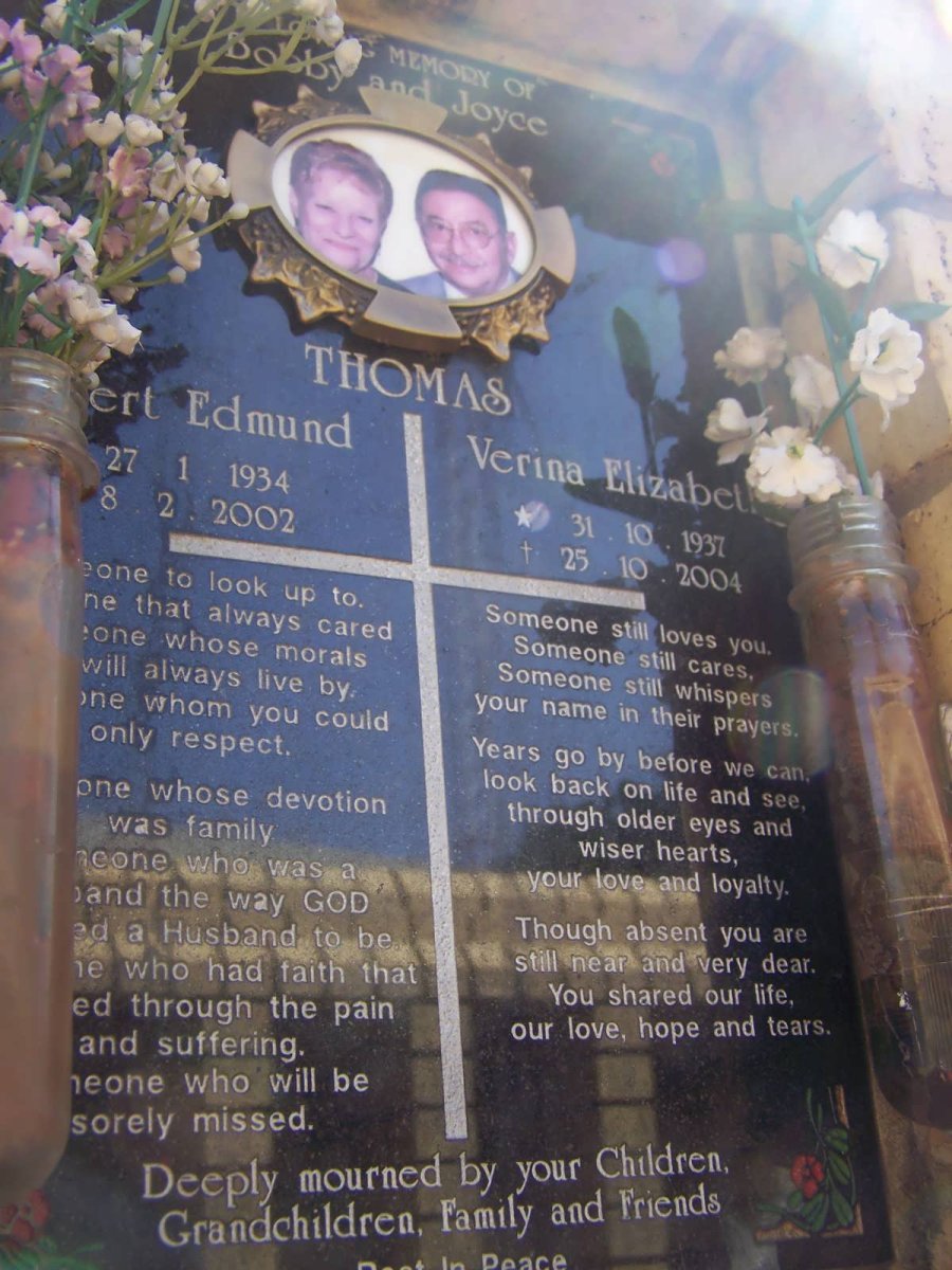 THOMAS Robert Edmund 1934-2002 &amp; Verina Elizabeth 1937-2004