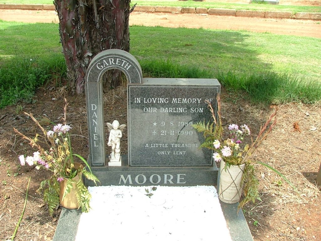 MOORE Gareth Daniel 1989-1990