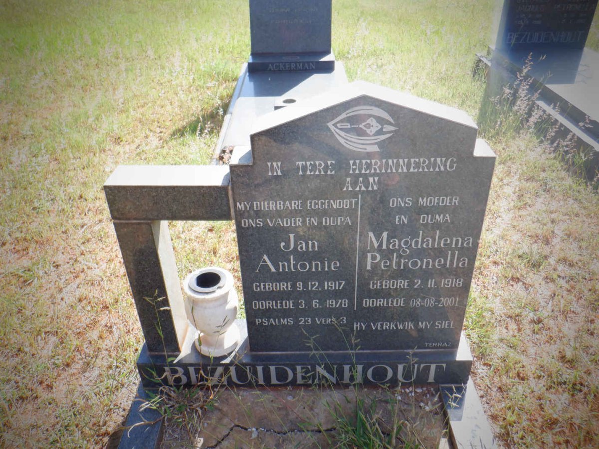 BEZUIDENHOUT Jan Antonie 1917-1978 &amp; Magdalena Petronella 1918-2001