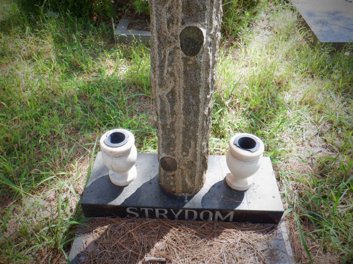 STRYDOM Cornelius George Marthinus 1941-1984