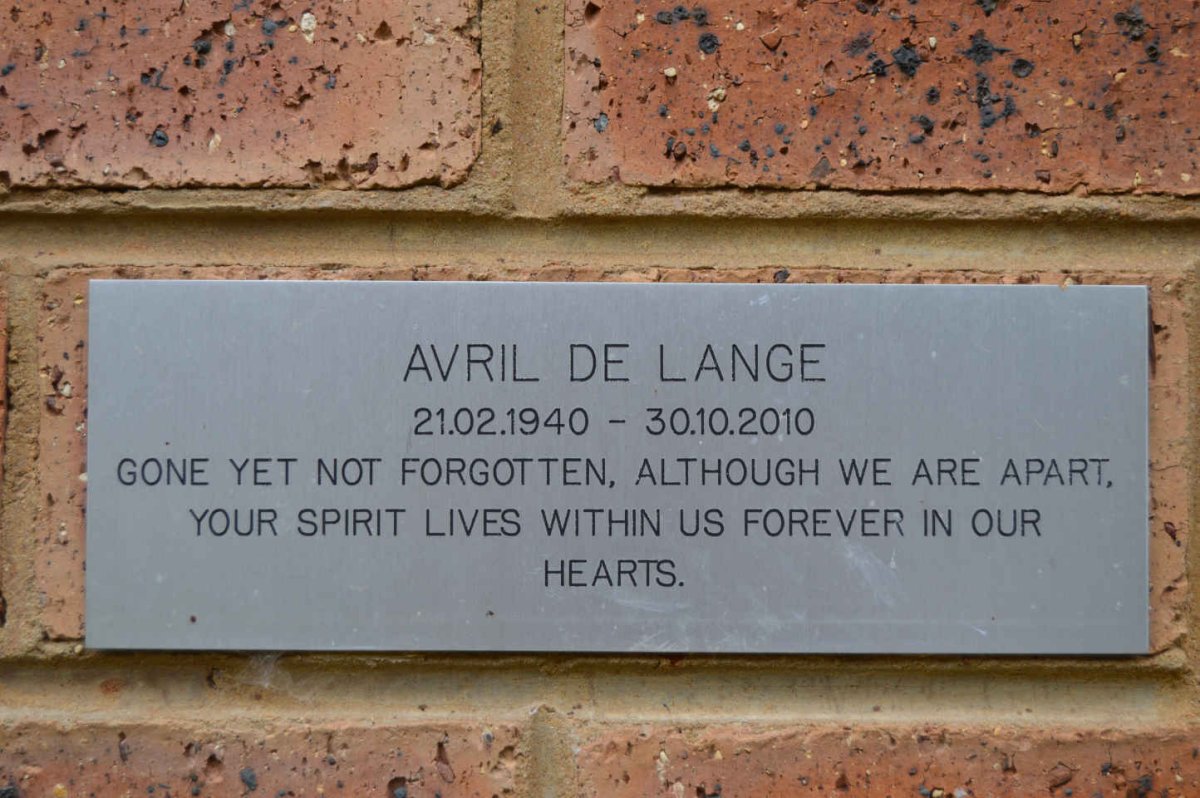 LANGE Avril, de 1940-2010