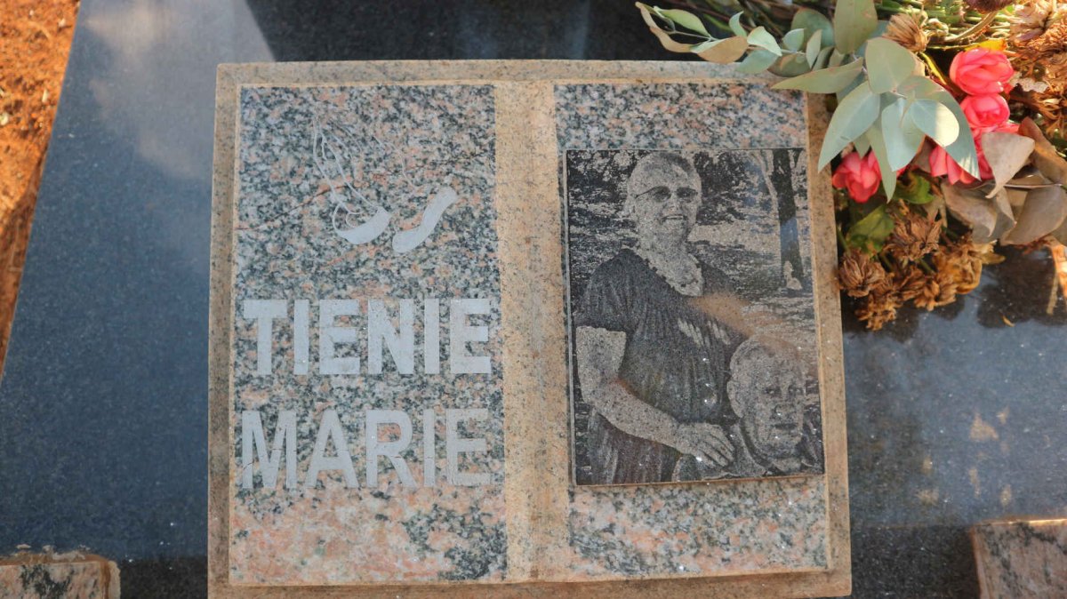 BEZUIDENHOUT Johannes Marthinus 1932-2012 &amp; Marie CLAASSEN 1936-2019