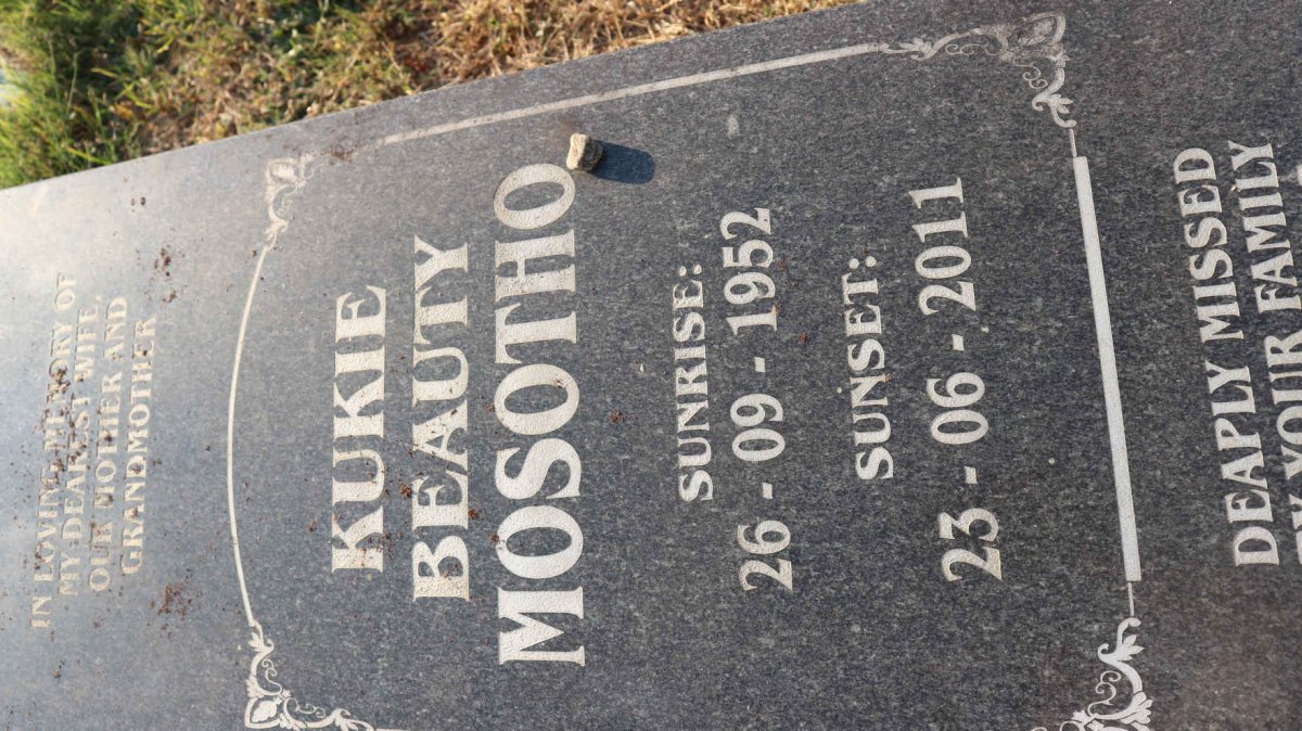 MOSOTHO Kukie Beauty 1952-2011