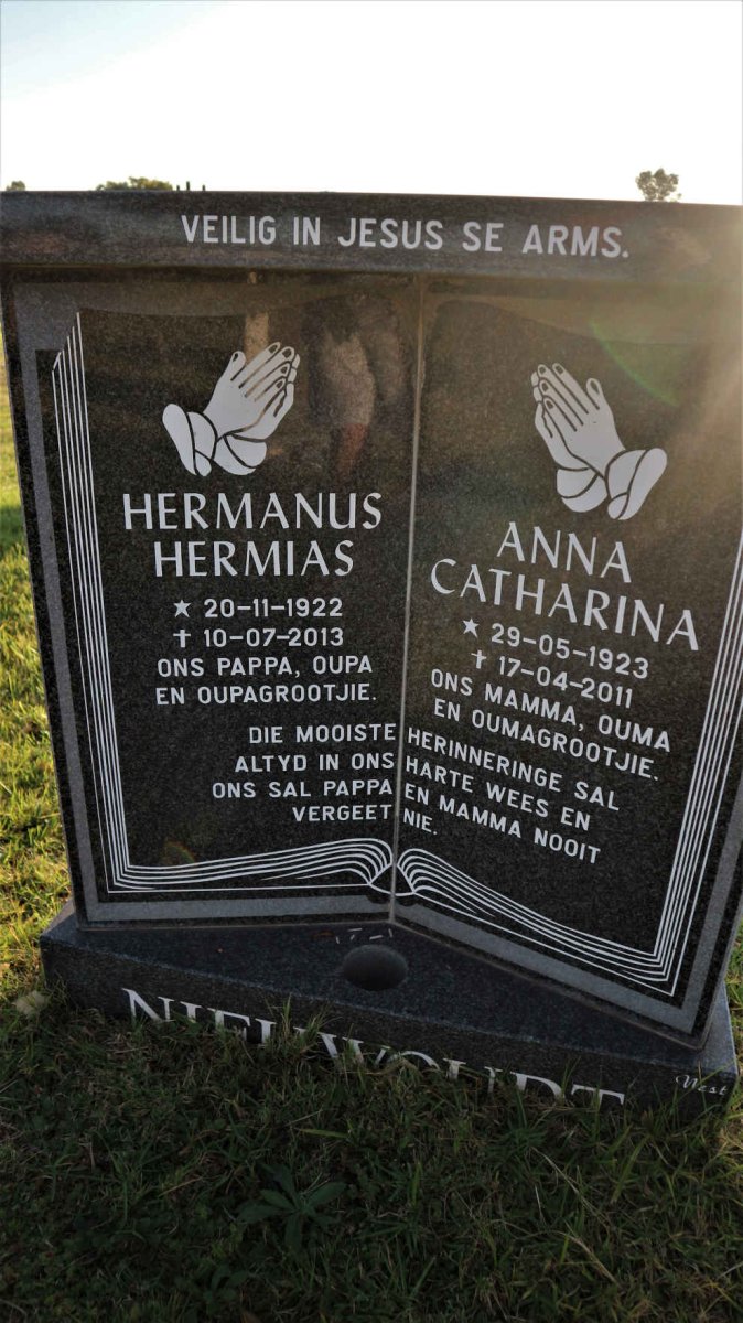 NIEUWOUDT Hermanus Hermias 1922-2013 &amp; Anna Catharina 1923-2011