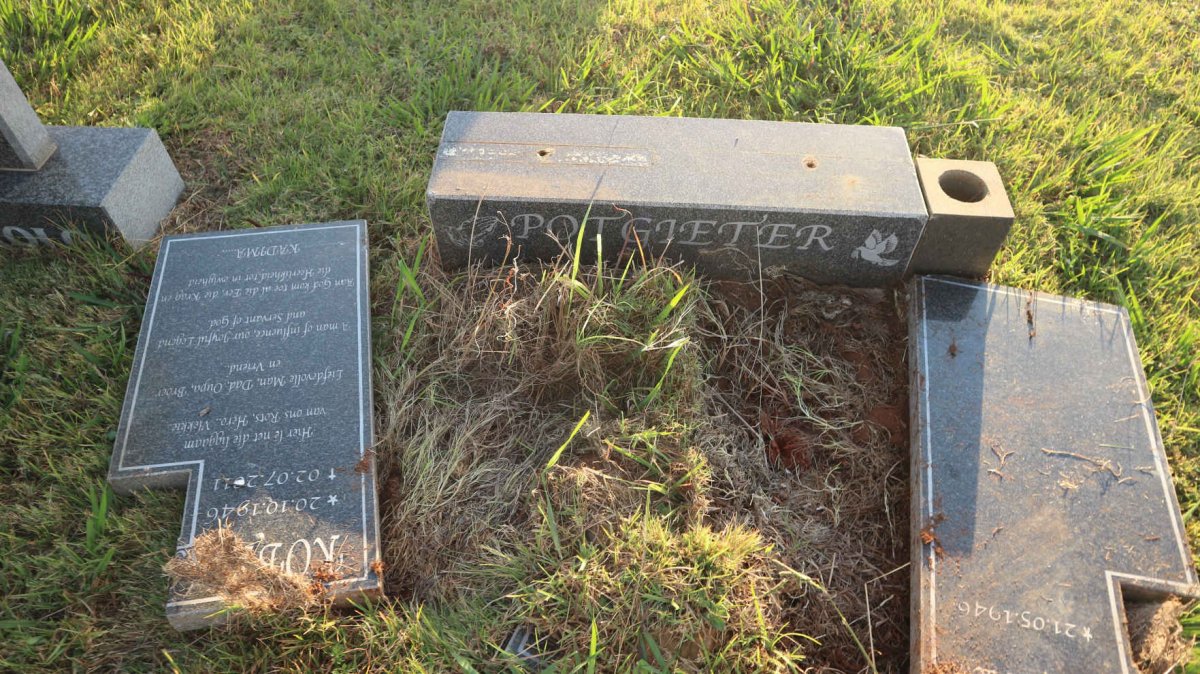 POTGIETER Kobie 1946-2011 &amp; M.M.C. 1946-
