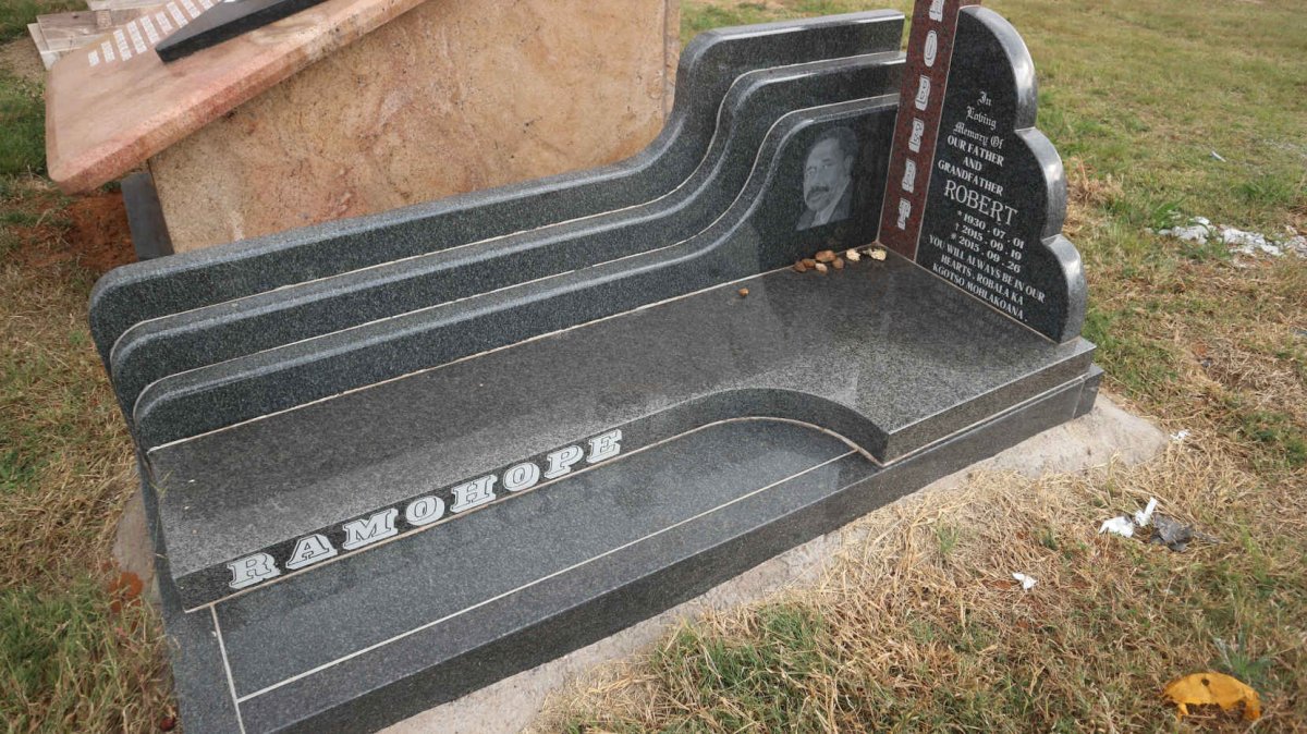 RAMOHOPE Robert 1930-2015