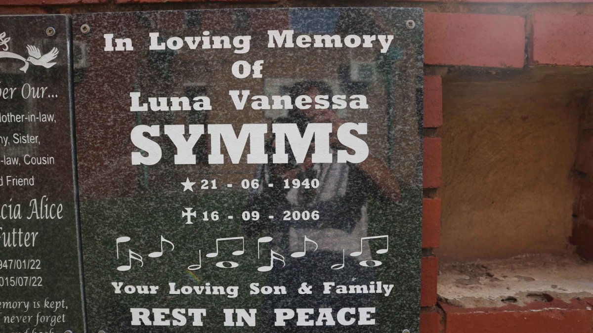 SYMMS Luna Vanessa 1940-2006