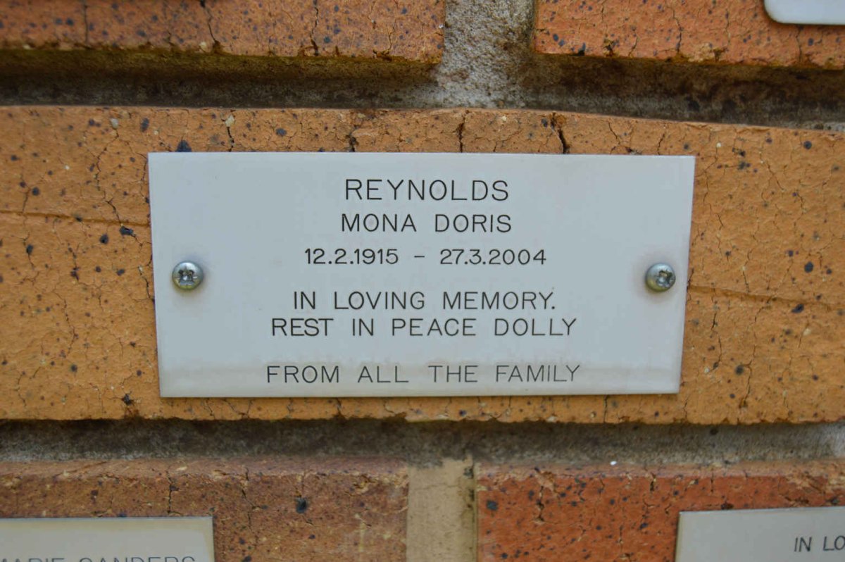 REYNOLDS Mona Doris 1915-2004