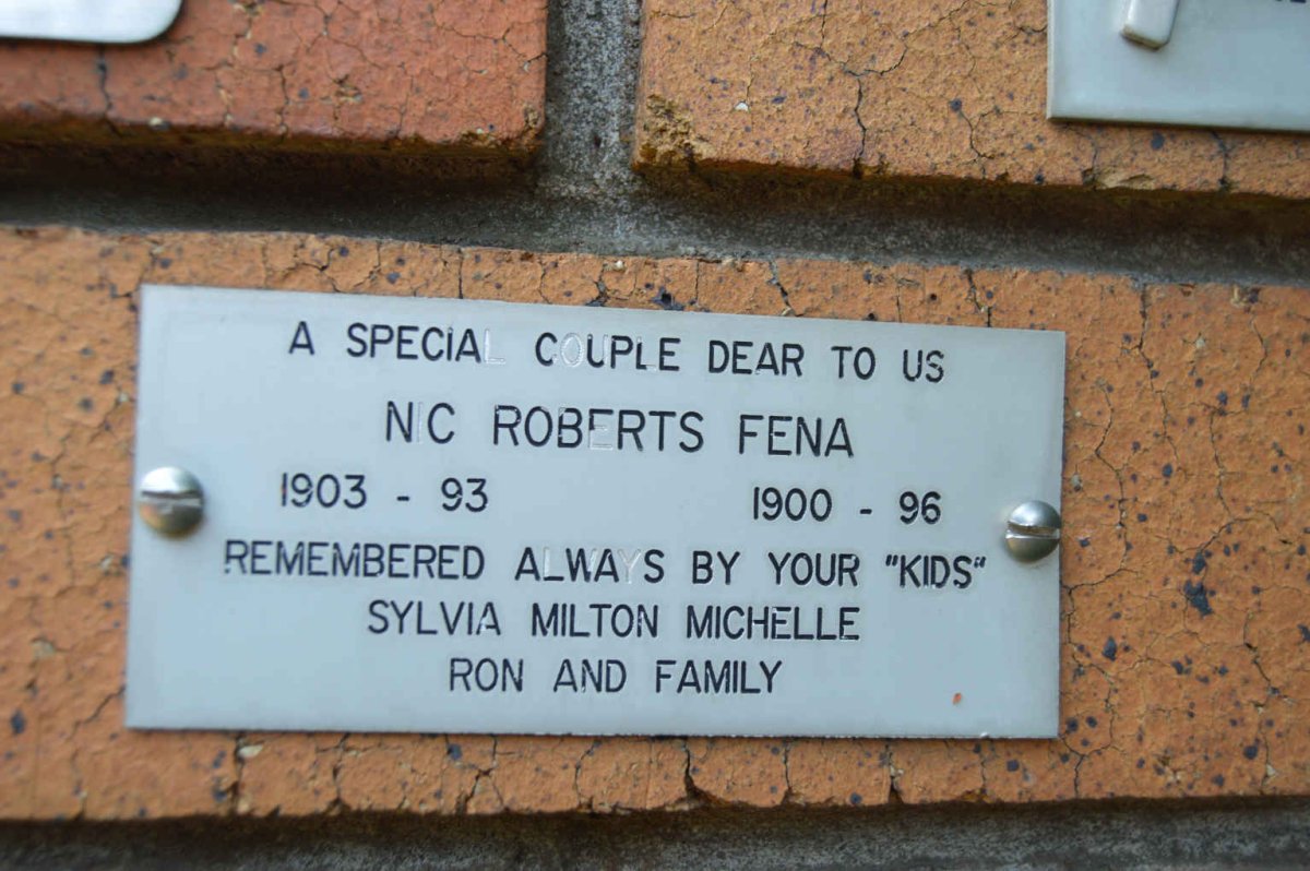 ROBERTS Nic 1903-1993 &amp; Fena 1900-1996