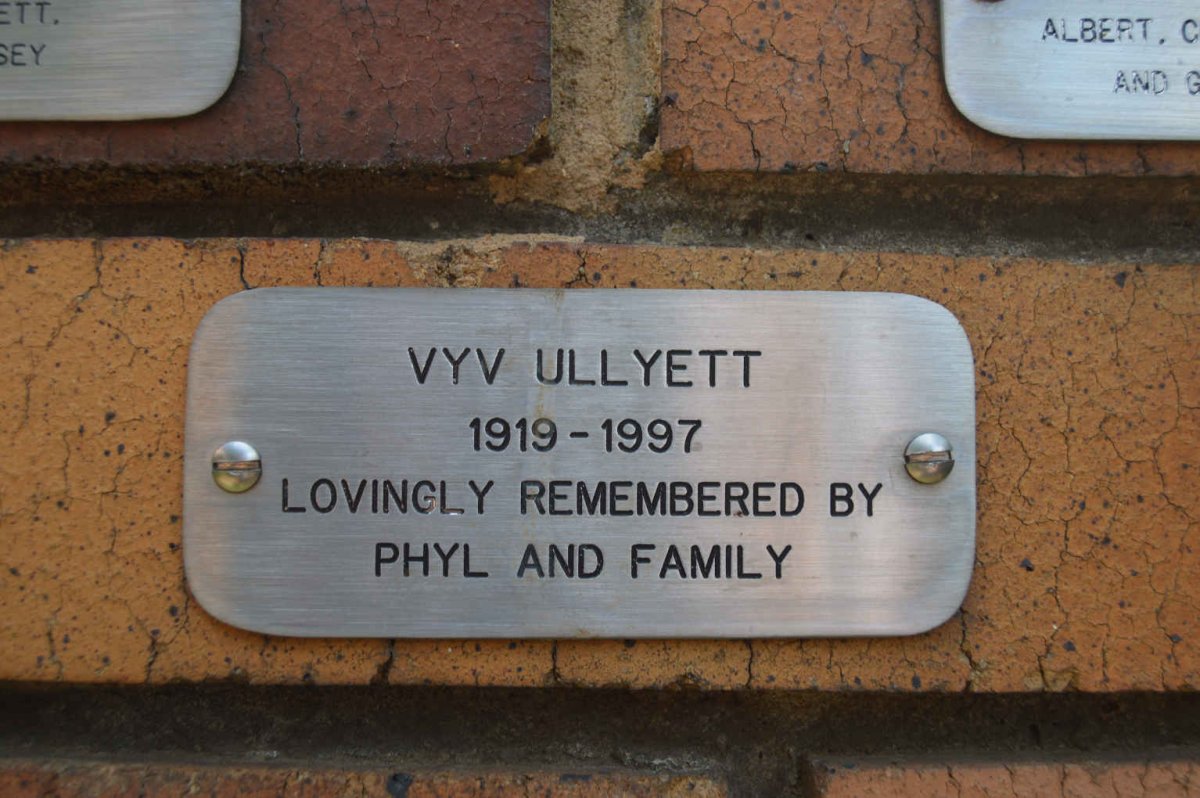 ULLYETT Vyv 1919-1997