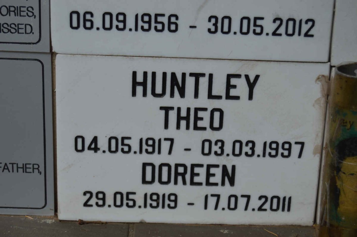 HUNTLEY Theo 1917-1997 &amp; Doreen 1919-2011