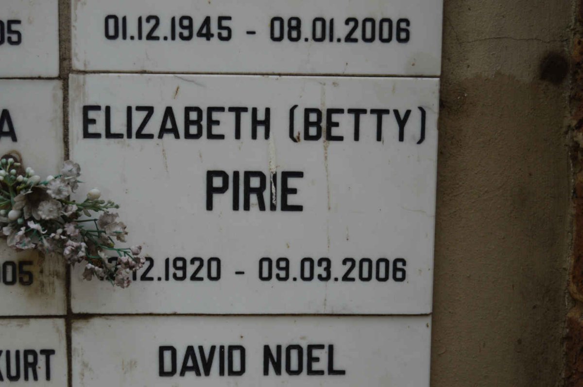 PIRIE Elizabeth 1920-2006