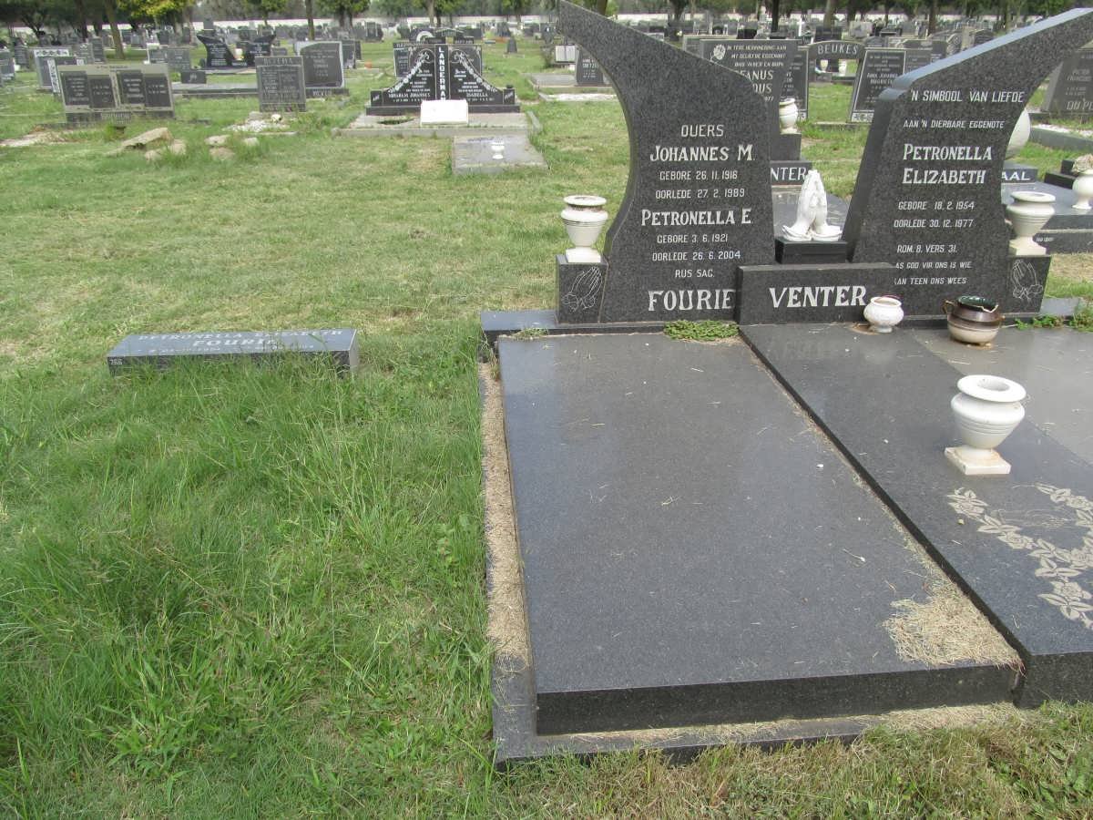 VENTER Johannes M. 1916-1989 &amp; Petronella E. FOURIE 1921-2004 :: VENTER Petronella Elizabeth 1954-1977