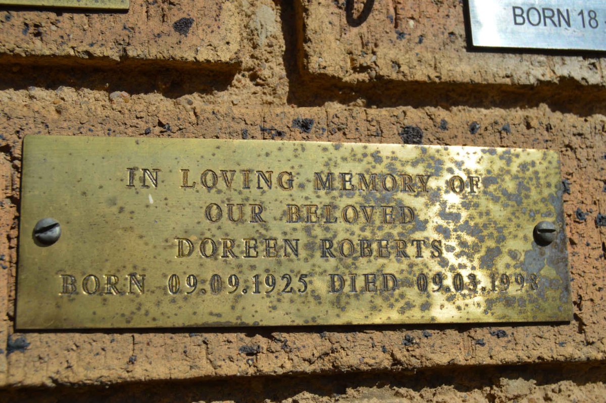 ROBERTS Doreen 1925-1998