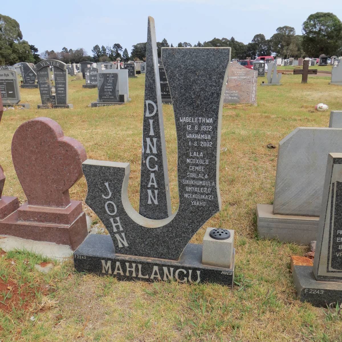 MAHLANGU John Dingan 1932-2002
