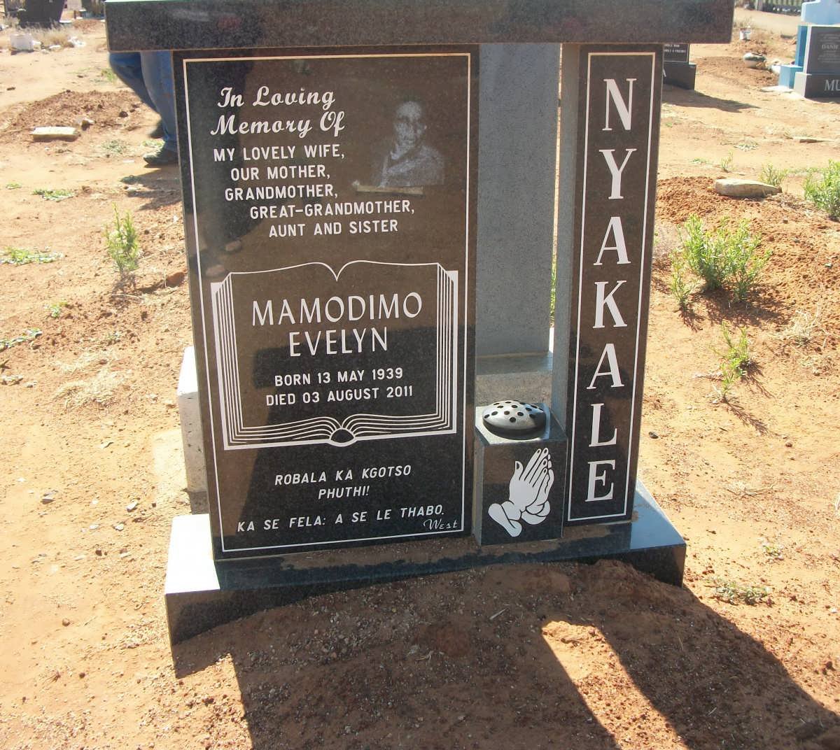 NYAKALE Mamodimo Evelyn 1939-2011