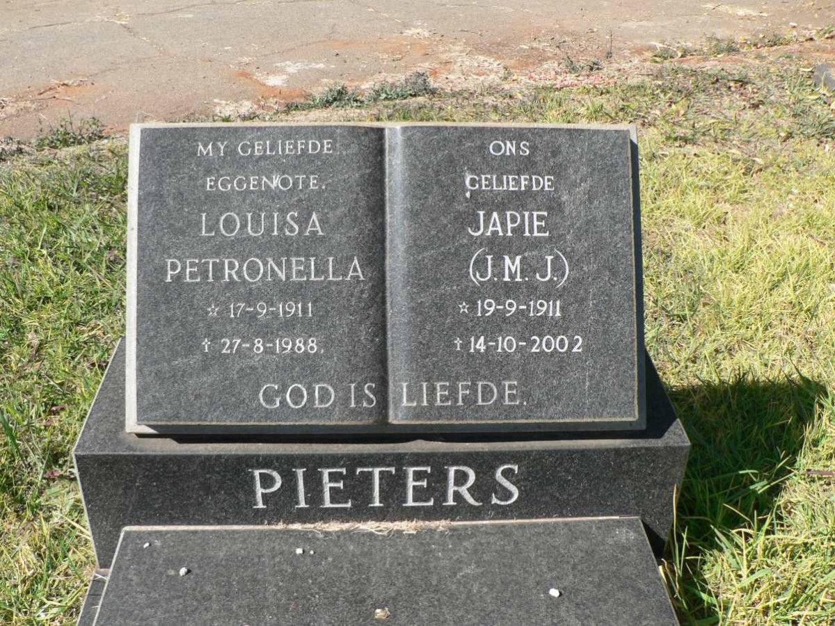 PIETERS J.M.J. 1911-2002 &amp; Louisa Petronella 1911-1988