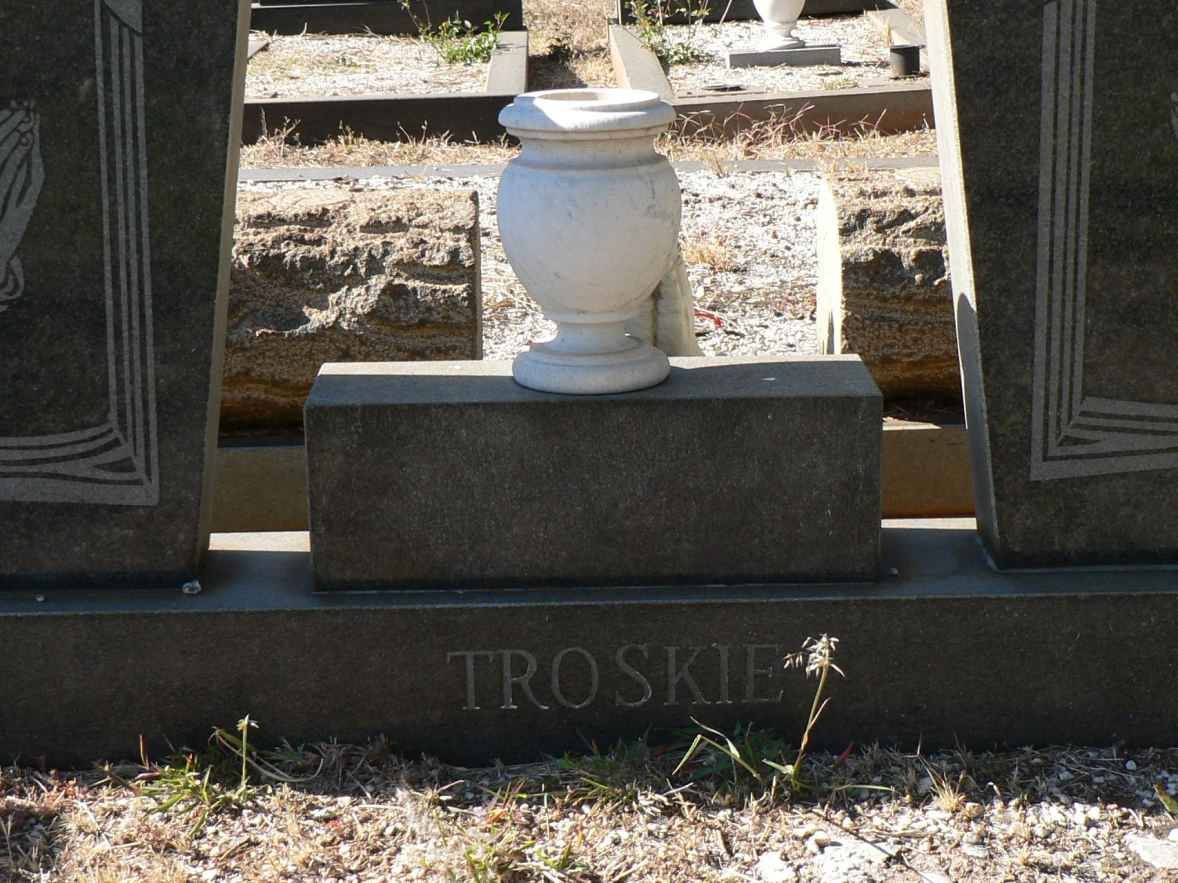 TROSKIE Johan M. 1898-1981 &amp; Anna J.F. 1909-1990