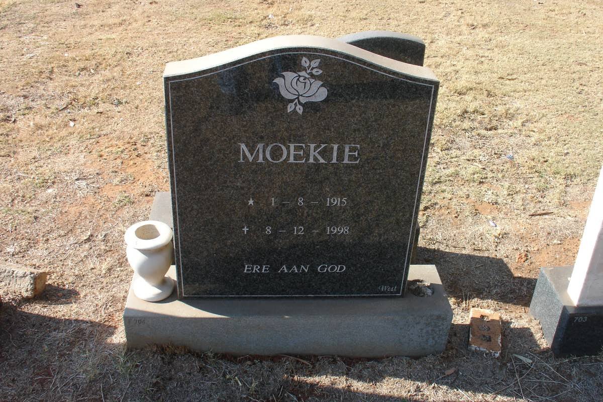 ? Moekie 1915-1998