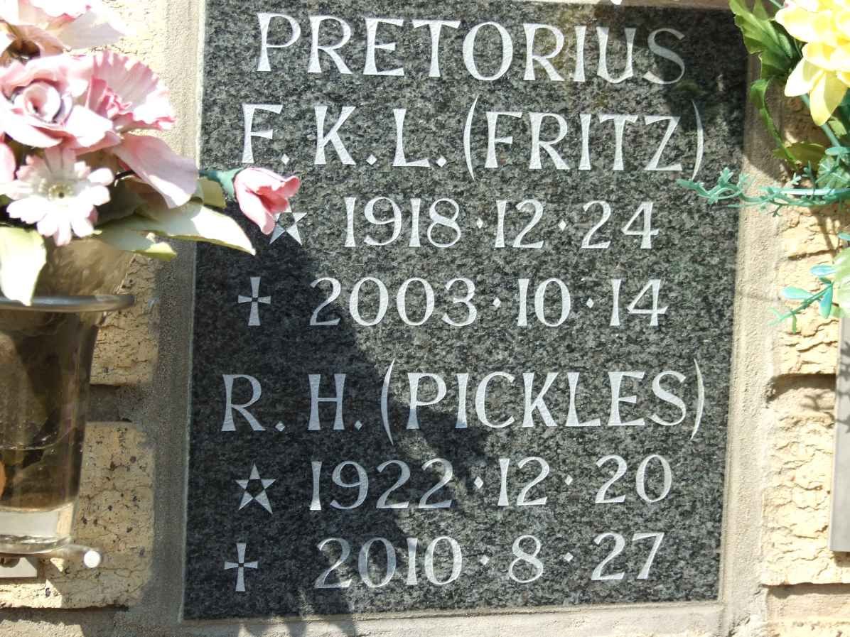 PRETORIUS F.K.L. 1918-2003 &amp; R.H. 1922-2010