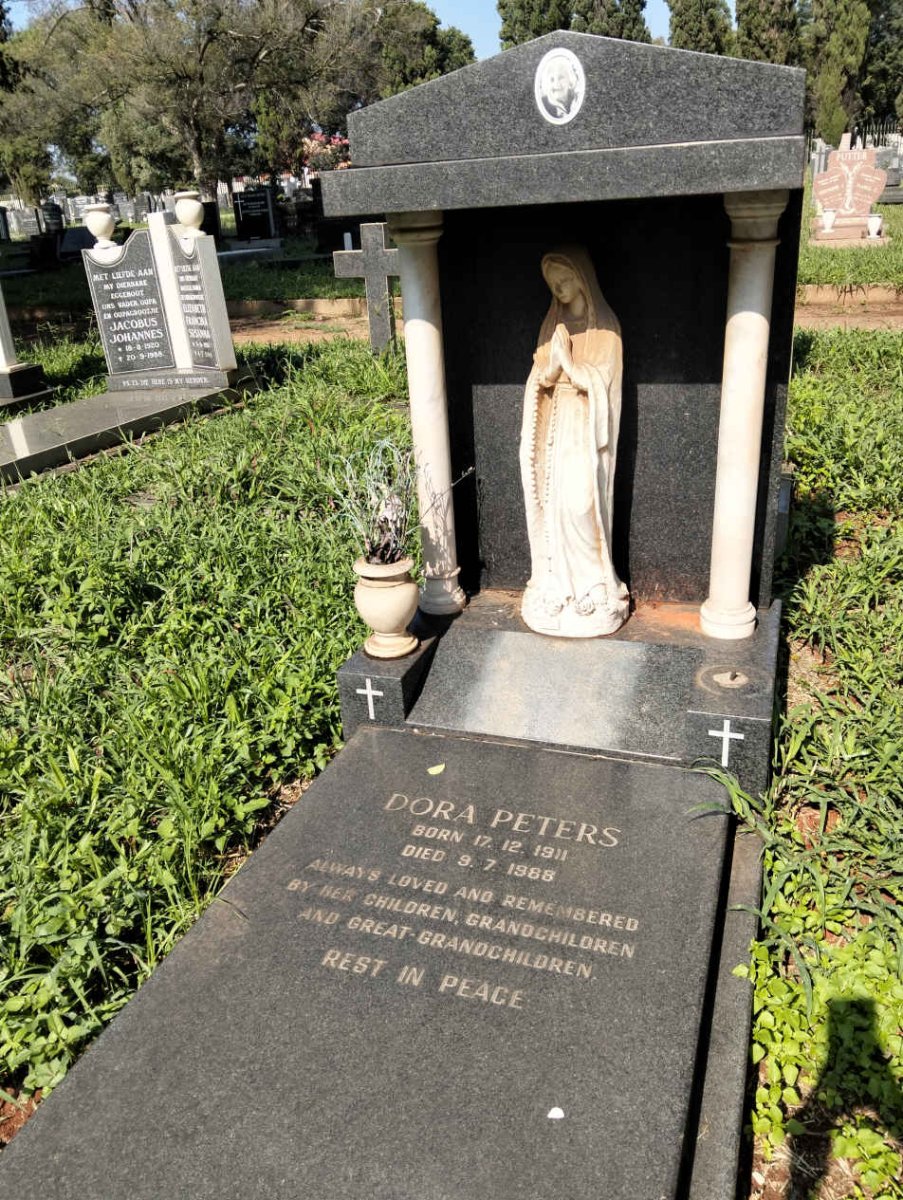 PETERS Dora 1911-1988