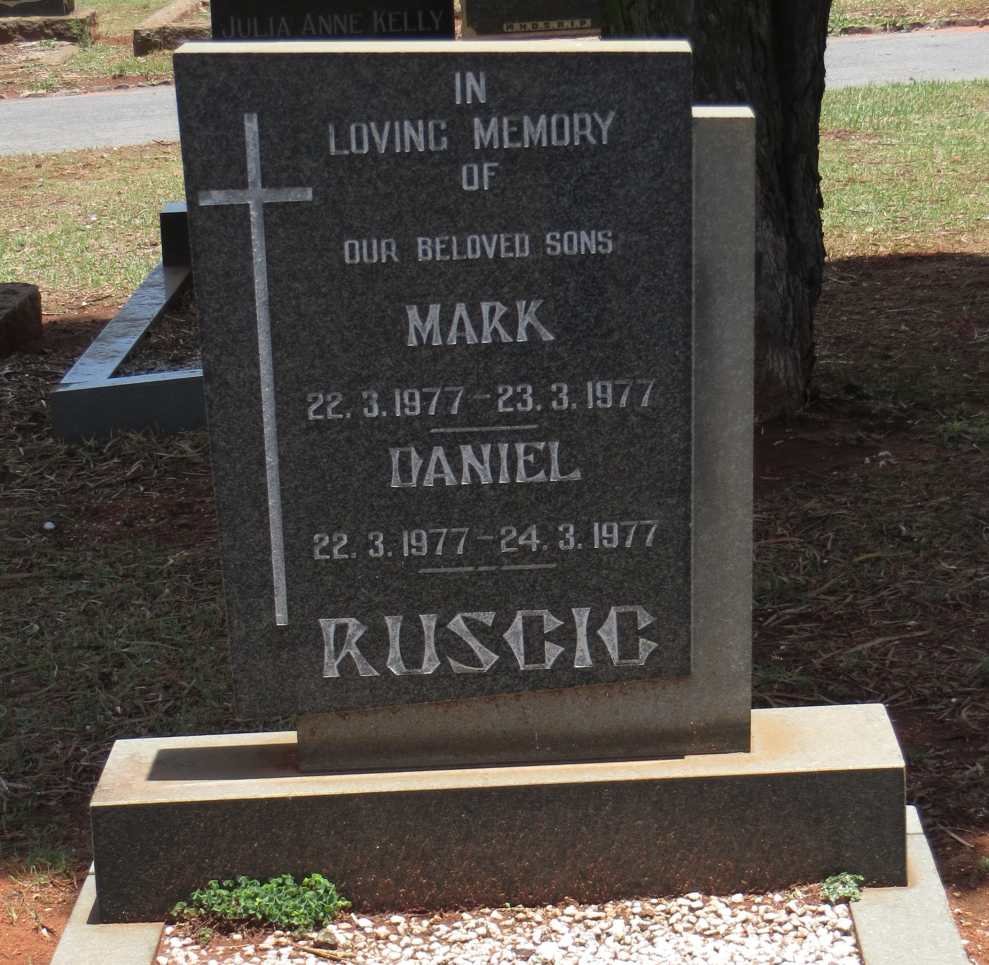 RUSGIG Mark 1977-1977 :: RUSGIG Daniel 1977-1977