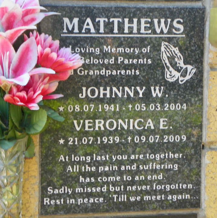 MATTHEWS Johnny W. 1941-2004 &amp; Veronica E. 1939-2009