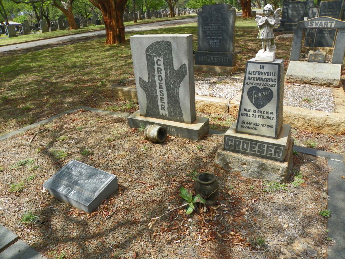 CROESER Jan Christoffel 1896-1968 :: KOK Mavis Yvonne nee CROESER 1929-1988 :: CROESER Jannie 1941-1943