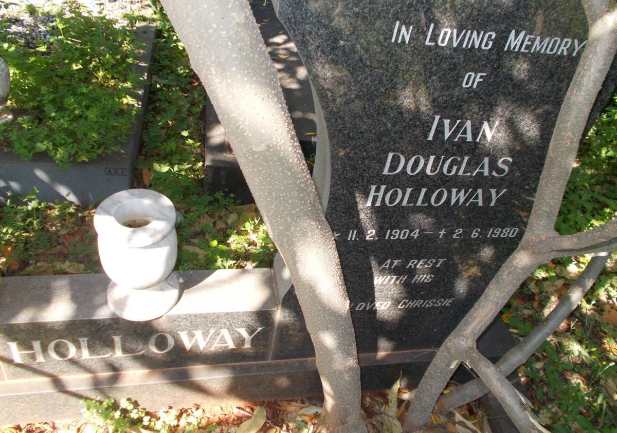 HOLLOWAY Ivan Douglas 1904-1980 &amp; Christina 1904-1978