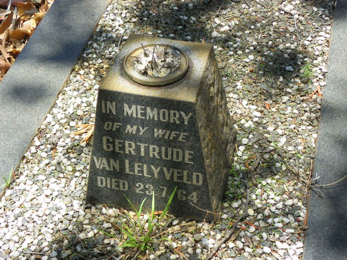 LELYVELD Gertrude, van -1964 :: ? Kay -1943 :: WAKELIN Peggy -1953