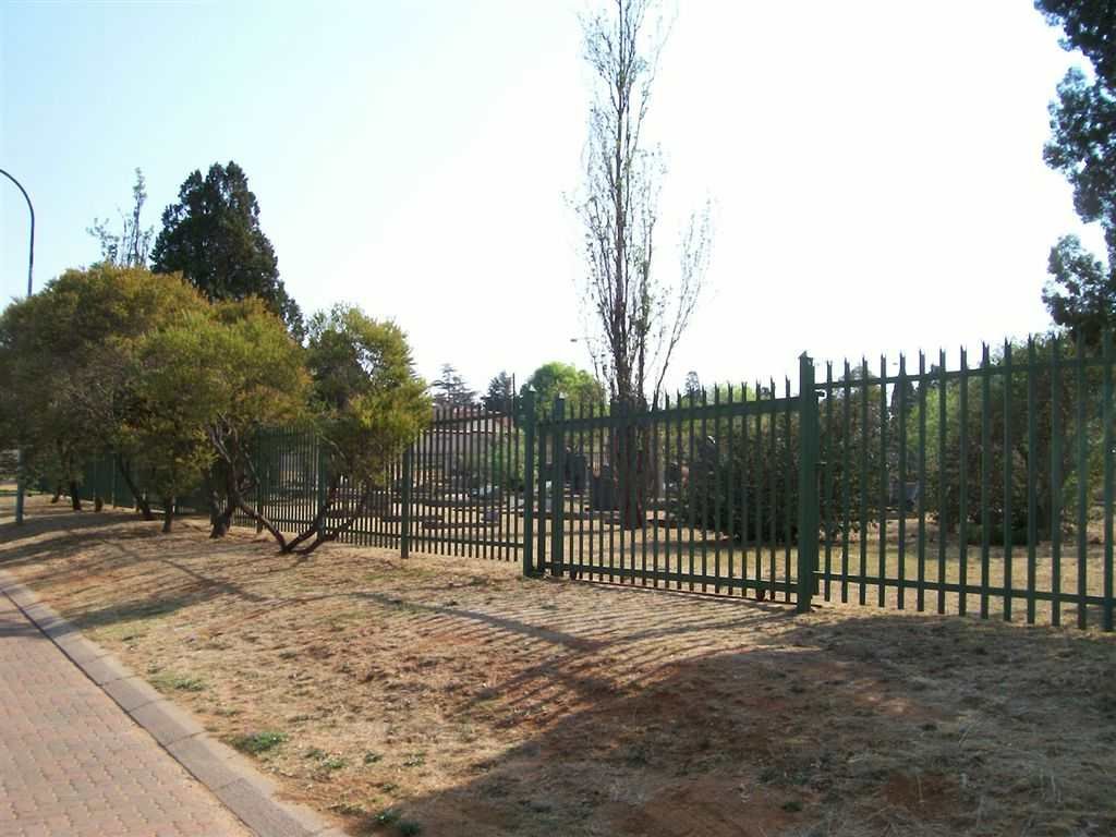 1. Entrance to Fairlands cemetery