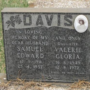 DAVIS Samuel Edward 1911-1957 :: DAVIS Valerie Gloria 1949-1972