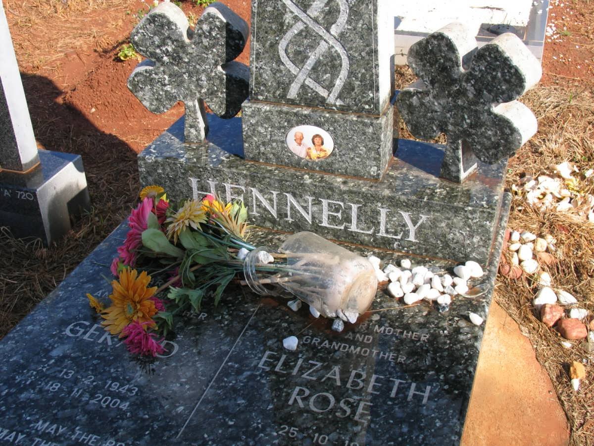 HENNELLY Gerald 1943-2004 &amp; Elizabeth Rose 1945