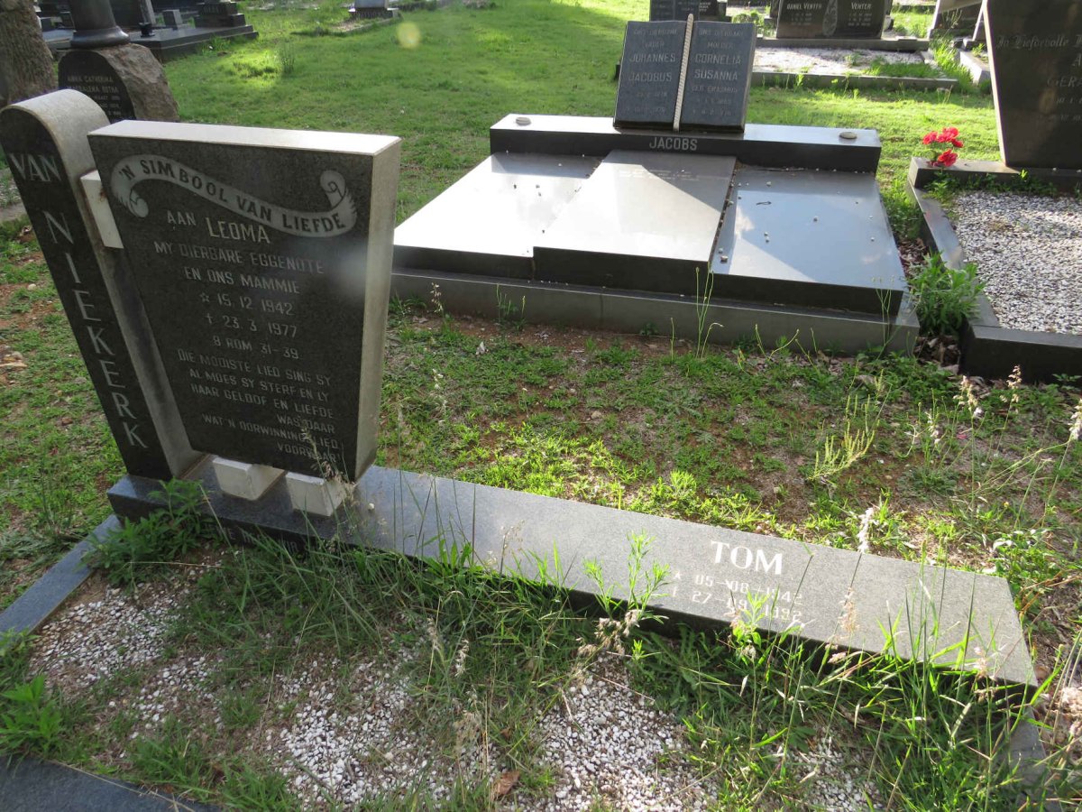 NIEKERK Tom, van 1942-1992 &amp; Leoma 1942-1977 _1