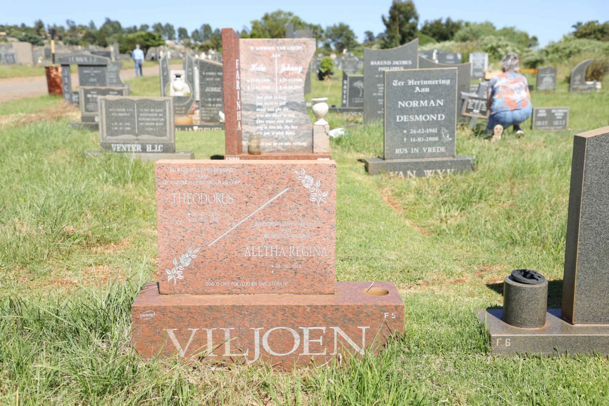 VILJOEN Theodorus 1942-2000 &amp; Aletha Regina 1944-