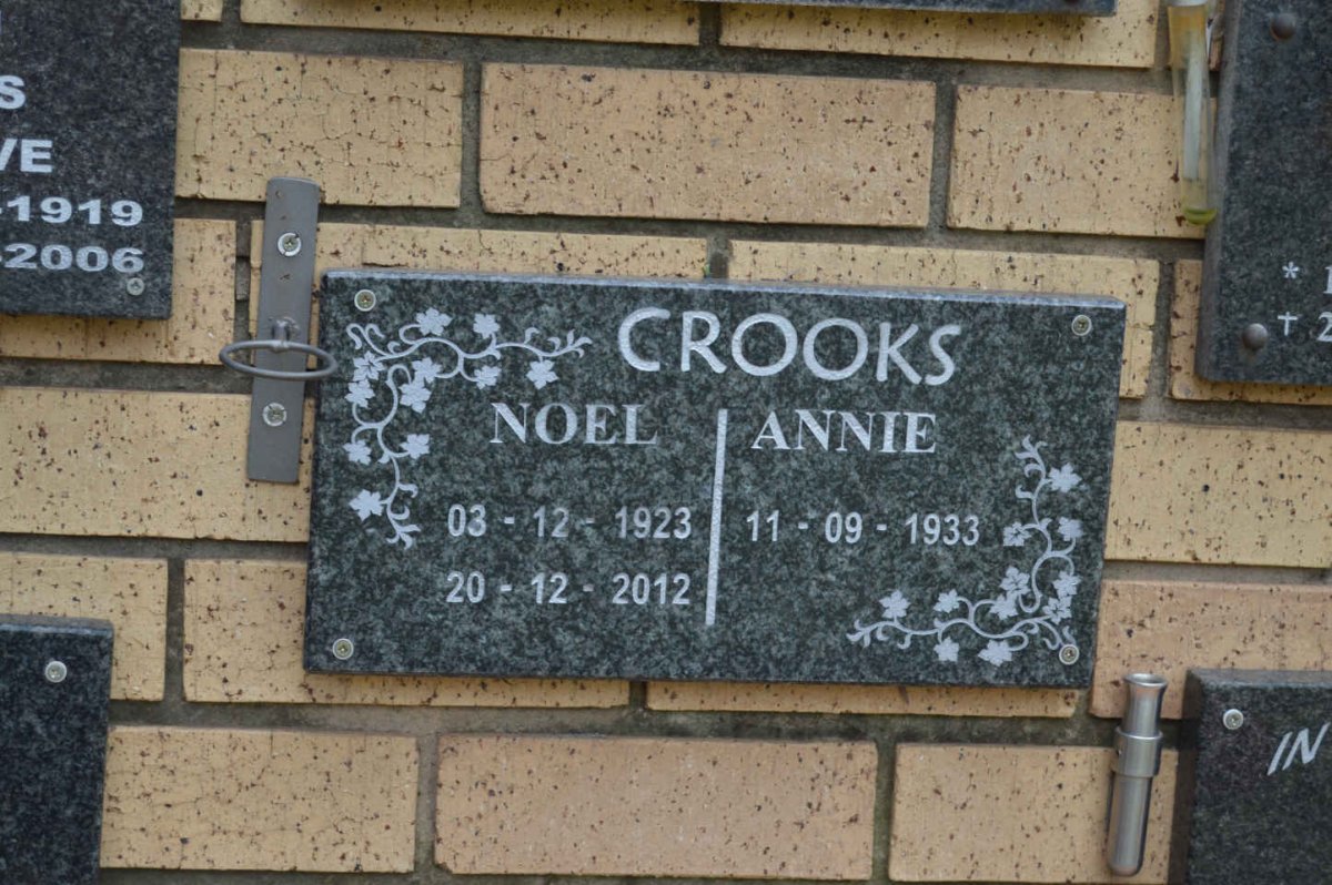 CROOKS Noel 1923-2012 &amp; Annie 1933-