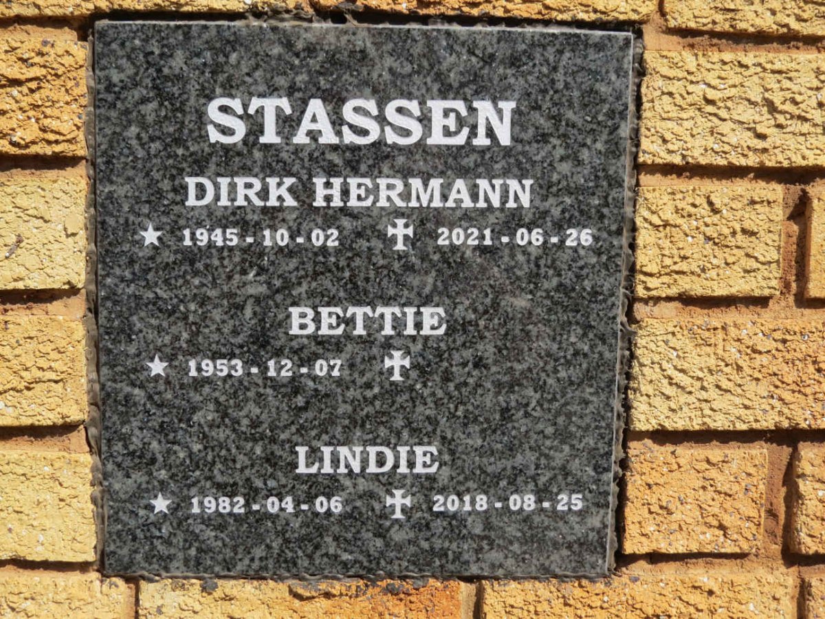 STASSEN Dirk Hermann 1945-2021 &amp; Bettie 1953- :: STASSEN Lindie 1982-2018