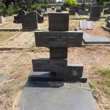 HATTINGH Cornelia Magdalena nee BOOYSEN 1913-1988 :: POTGIETER Johannes Jacobus 1963-1998