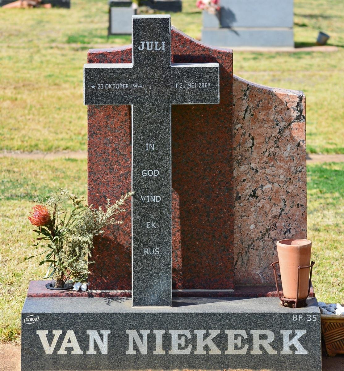 NIEKERK Juli, van 1964-2007