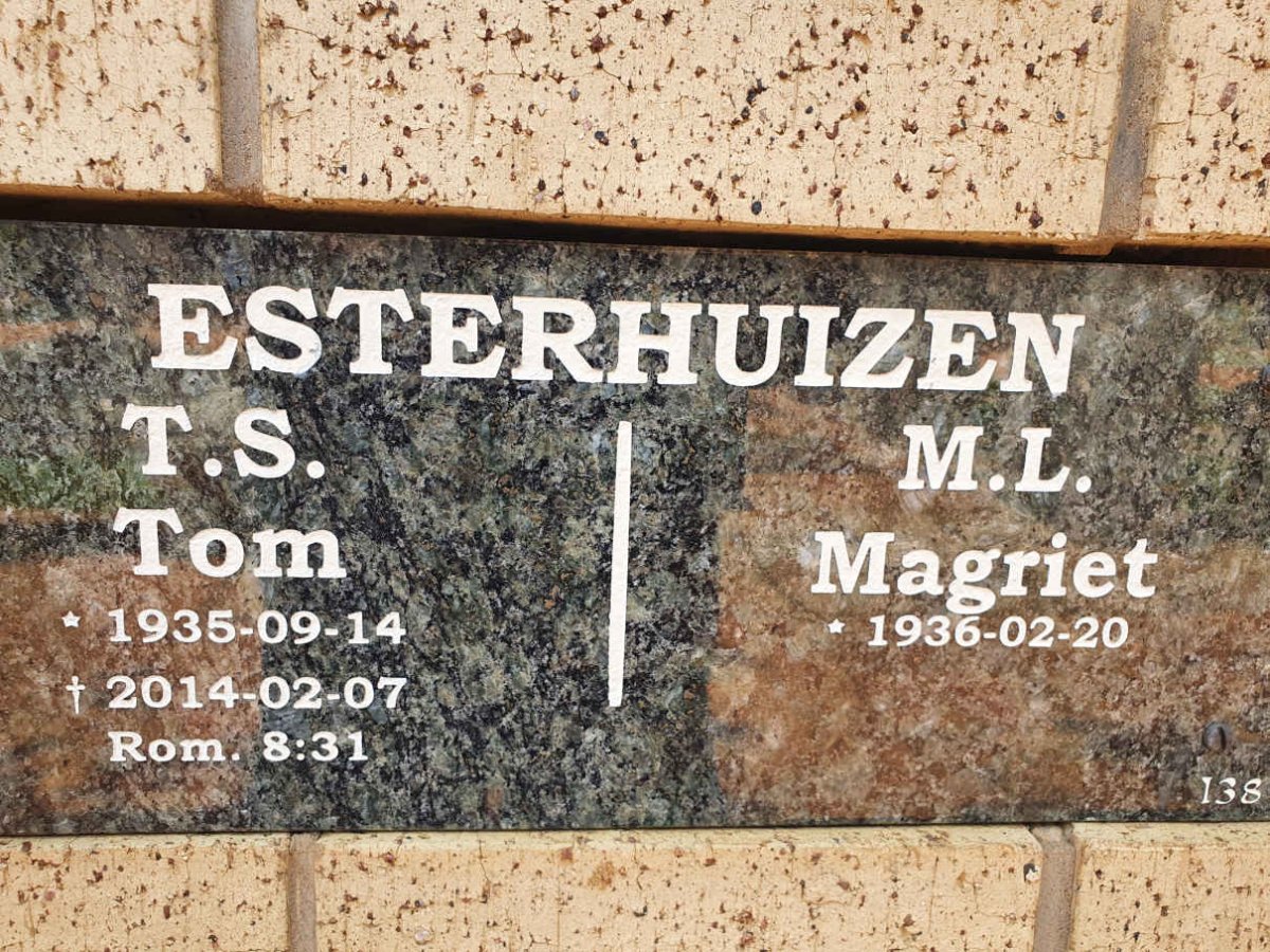 ESTERHUIZEN T.S. 1935-2014 &amp; M.L. 1936-