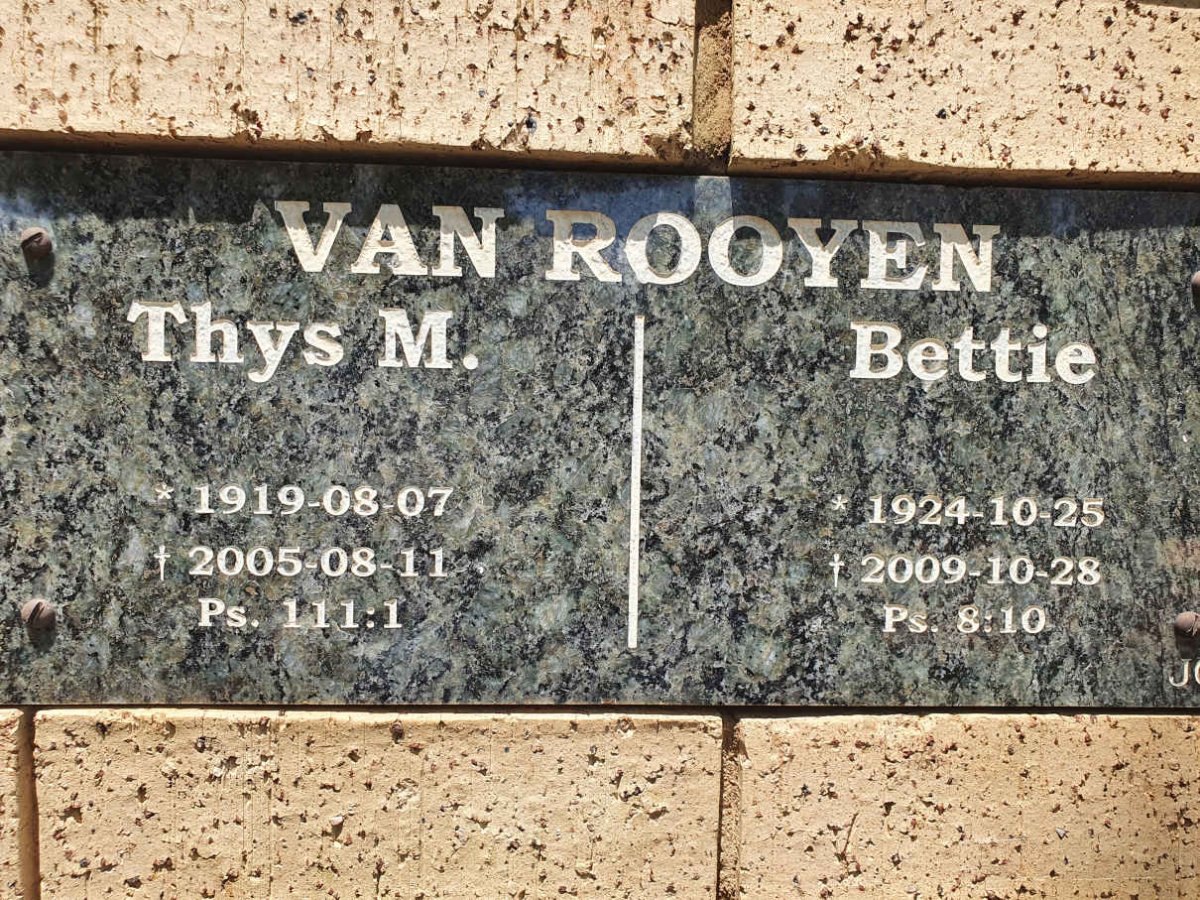 ROOYEN Thys M, van 1919-2005 &amp; Bettie 1924-2009