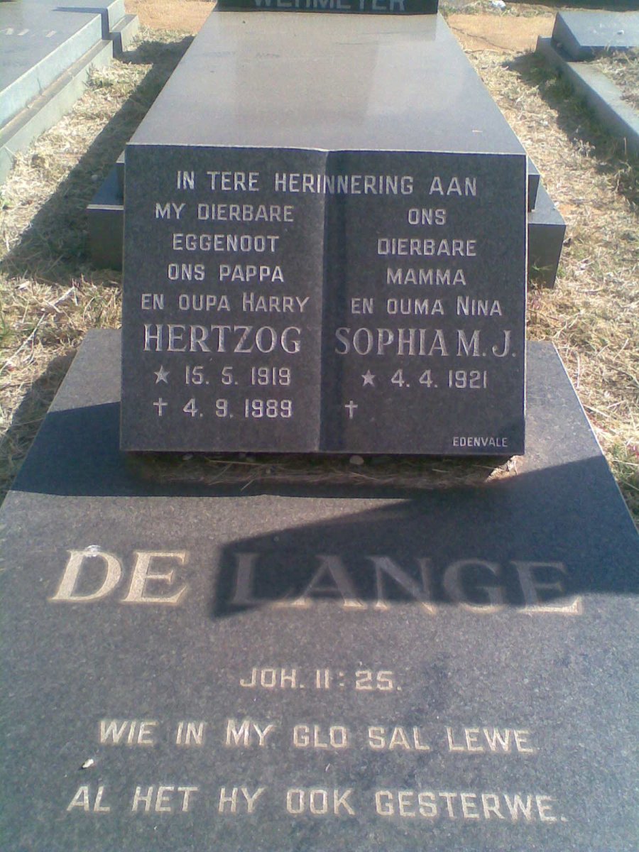 LANGE Hertzog, de 1919-1989 &amp; Sophia M.J. 1921-