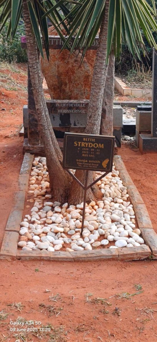 STRYDOM Bettie 1929-2015
