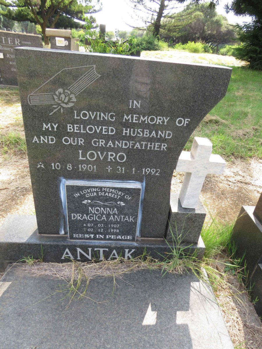 ANTAK Lovro 1901-1992 & Dragica 1907-1998