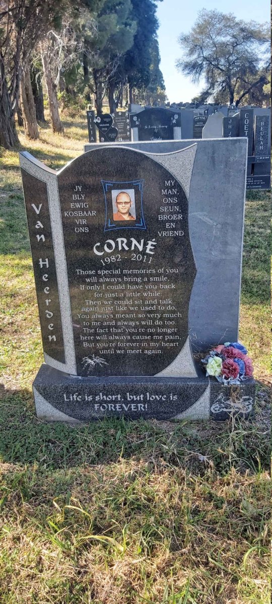 HEERDEN Corné, van 1982-2011