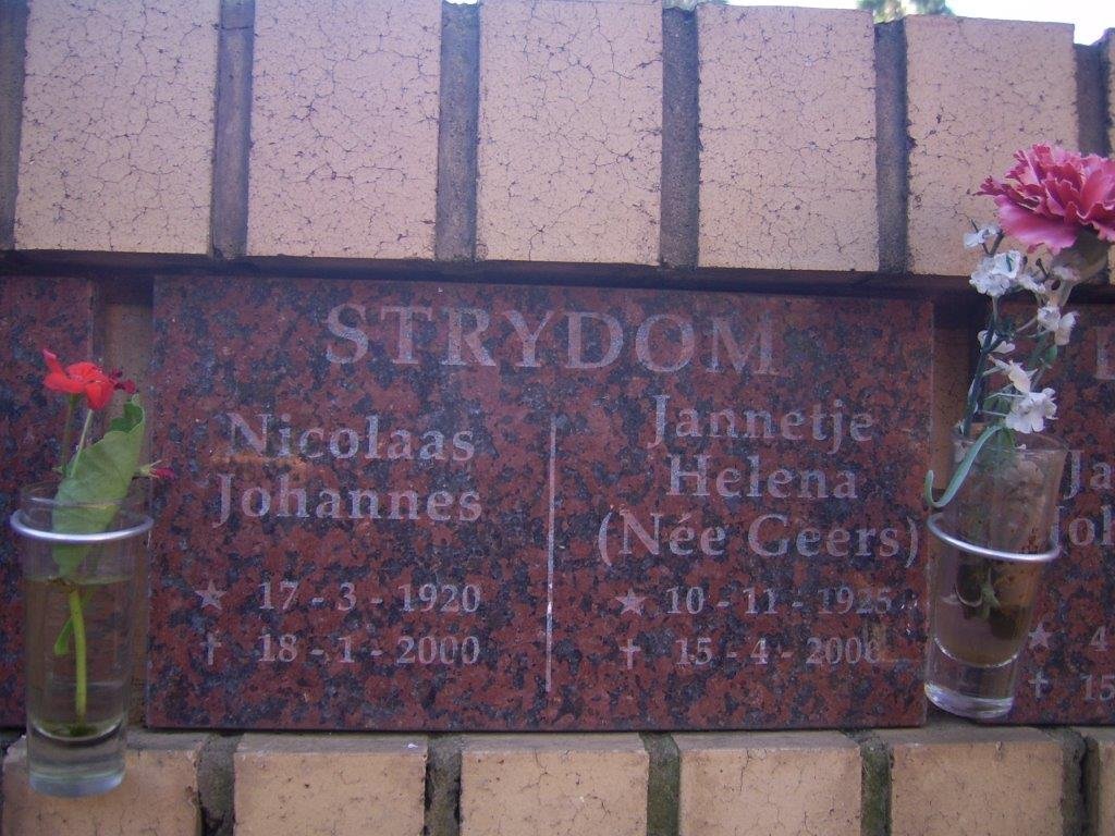 STRYDOM Nicolaas Johannes 1920-2000 &amp; Jannetje Helena GEERS 1925-200?