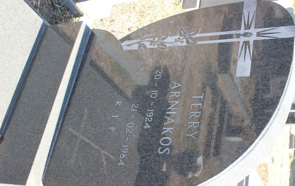 ARNIAKOS Terry 1924-1984